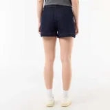 Short de jean azul oscuro, de tiro alto, con detalles trenzados en los bolsillos delanteros y vuelta en el ruedo.