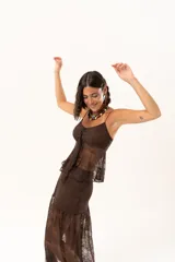 Top de encaje color chocolate con breteles finos, diseño con frunce central y terminación en punta en el ruedo.