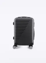 Valija rígida color gris con diseño de líneas horizontales, cuatro ruedas dobles desmontables, manija telescópica retráctil y asa superior.