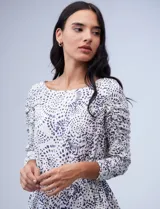 Blusa Zac & Rachel de gasa estampada en blanco y azul, con cintura elastizada y frunces. Mangas 3/4 fruncidas.