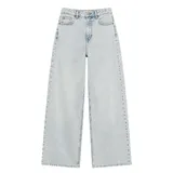 Jean wide leg de tiro alto y pierna ancha, confeccionado en denim de color celeste claro con acabado desgastado. Cuenta con diseño clásico de cinco bolsillos y cierre frontal con botón y cremallera.