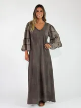 Vestido largo de algodón color gris, con escote en V y mangas largas amplias con detalles de volados escalonados.