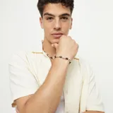 Pulsera elástica con cuentas de aleación de metales bañadas en plata y cuentas de madera.