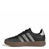 Championes urbanos Adidas modelo Barreda T, color negro con detalles en gris metalizado y suela de goma color marrón. Presentan el diseño clásico de las tres tiras laterales y refuerzos en la puntera.