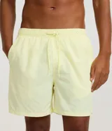 Bermuda básica masculina de microfibra en color negro, con cintura elástica ajustable mediante cordón y bolsillos laterales.