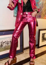 Pantalón de cuero metalizado en color celeste brillante, de corte recto con aberturas en los tobillos y tiro medio.