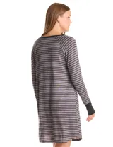 Camisón de manga larga con diseño a rayas horizontales grises y negras. Presenta escote redondo y puños elásticos en color negro sólido.