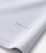 Remera deportiva de manga corta y cuello redondo, confeccionada con tecnología Dry para mayor transpirabilidad y control de la humedad. Presenta un diseño liso en color verde claro con un pequeño estampado de lettering en la parte inferior.