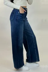 Pantalón de jean estilo wide leg con costuras verticales decorativas en el frente, tiro alto y cierre frontal con botón y cremallera.