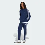 Canguro con capucha Adidas de color azul marino, con las clásicas tres tiras blancas en las mangas, bolsillo tipo canguro y el logo del Trifolio bordado en el pecho.