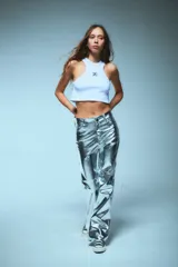 Top corto blanco de morley con escote redondo y logo metálico de Renée en el frente.