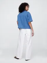 Pantalón blanco de corte ancho, con cintura elastizada y cordón ajustable.