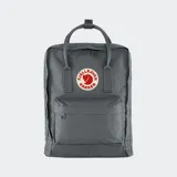 Mochila Fjallraven modelo Kanken Classic color gris oscuro, fabricada en resistente tejido Vinylon F, con compartimento principal con cierre, bolsillo frontal con cremallera, asas superiores y correas ajustables.