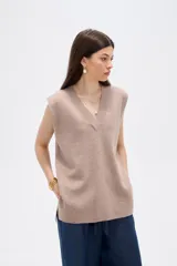 Chaleco sin mangas de tejido de punto, color beige, con escote en V y diseño holgado.