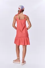 Vestido corto color salmón, de breteles finos y corte recto con volado en el ruedo.