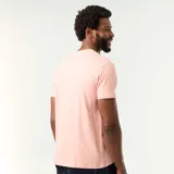 Camiseta de manga corta y cuello redondo, de corte recto y color rosado.