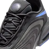 Championes Nike Air Max Fire, de color negro con detalles en azul y suela con amortiguación Air visible en el talón.
