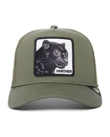 Gorra trucker Goorin Bros modelo The Panther en color verde militar, con diseño de cinco paneles, visera curva y malla trasera transpirable. Cuenta con un parche frontal bordado que presenta una pantera negra sobre fondo blanco y la inscripción "PANTHER". Dispone de cierre snapback ajustable en la parte posterior.