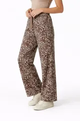 Pantalon de algodon con estampado animal print, de corte ancho y tiro alto, con cintura elastizada y lazo ajustable.