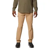 Pantalón de senderismo color beige, de corte recto y diseño funcional. Cuenta con múltiples bolsillos utilitarios con cierre y velcro, presilla para mosquetón y cintura ajustable con cordón interno o externo.