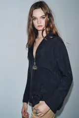 Camisa fluida de viscosa con cuello solapa de muescas, manga larga con puños y bolsillo de plastrón en el pecho. Cierre frontal con botones.