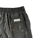 Short de baño negro con estampado sutil de palmeras, cintura elástica con cordón ajustable, bolsillos laterales y trasero. Cuenta con interior de malla hipoalergénica y tejido de secado rápido.