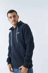 Buzo canguro de algodón color azul marino, con capucha ajustable mediante cordones blancos, manga larga y logo de la marca Mistral estampado en el pecho.