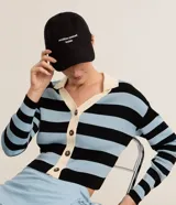 Gorra de sarga color negro con visera curva y bordado frontal con la frase "sensitive content inside" en color blanco.