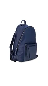 Mochila color beige, combinada con tela tipo impermeable y detalles en simil cuero. Tiene gran tamaño, asas combinadas, bolsillos al frente y compartimiento para notebook de 15".