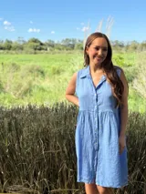 Vestido camisero color beige, sin mangas, de lino italiano con botones de nácar.