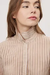 Camisa de manga larga con diseño de rayas verticales en tonos celestes, blancos y marrones, confeccionada en tejido semitransparente con cuello camisero y cierre frontal de botones.