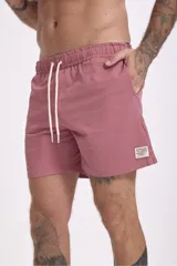 Short de baño liso color rosa oscuro con cintura elástica y cordón ajustable blanco.