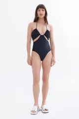Malla enteriza negra con diseño cut-out en los laterales y escote halter con fruncidos.