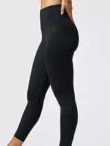 Calza deportiva de tiro alto y largo hasta el tobillo, color negro, confeccionada en tejido suave con tecnología Aloe Vera.