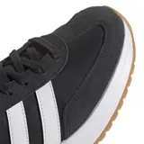 Championes urbanos Adidas modelo Run 72, con diseño inspirado en los años 70. Presentan una combinación de paneles de gamuza y tela en color negro, con las icónicas tres tiras laterales en blanco. Incluyen entresuela Cloudfoam para mayor amortiguación y suela de goma color caramelo.