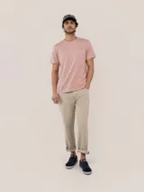 Pantalón de gabardina de corte slim fit y tiro medio, con diseño de cinco bolsillos y cierre de cremallera.