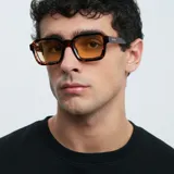 Lentes de sol Nayah con armazón cuadrado de carey y lentes amarillos polarizados.