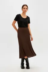 Falda midi de viscosa y lurex, color marrón con brillo sutil.