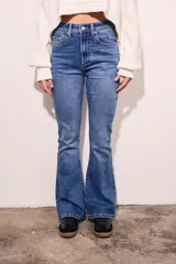 Pantalón de jean azul de tiro medio y corte flare.