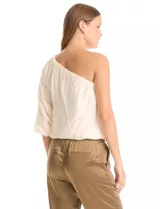 Top de un hombro color blanco, marca Allen Schwartz, con escote asimétrico elástico y una manga larga tipo balloon. Presenta apliques de flores en la parte delantera y un bajo fruncido elástico que crea un efecto blusado.