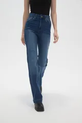 Pantalon de jean azul con corte flare y tiro alto, con cierre frontal y bolsillos.