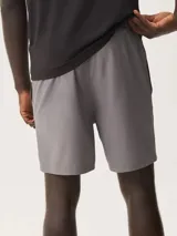 Bermuda deportiva de corte recto y largo medio, confeccionada en tejido técnico ligero de color verde oliva. Cuenta con cintura elástica y bolsillos laterales.