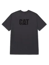 Remera de manga corta con cuello redondo, color negro, con el logo de la marca CAT estampado en el centro del pecho.