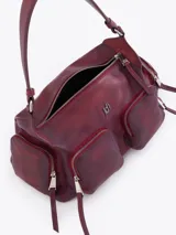 Cartera de hombro confeccionada en cuero vacuno color bordó con acabado desgastado. Presenta múltiples bolsillos exteriores con cierre en el frente, dorso y laterales, herrajes metálicos plateados y logo de la marca aplicado en el frente.