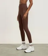 Legging deportivo de tiro alto con cintura texturizada, confeccionado en poliamida y elastano. Presenta un diseño ajustado al cuerpo con largo hasta el tobillo.