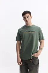 Remera verde militar de manga corta con cuello redondo y logo estampado en el pecho.