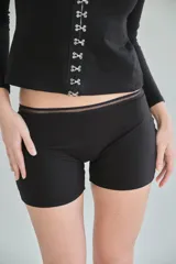 Boxer femenino negro de algodón peruano con detalle de red en la cintura.