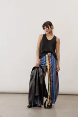 Musculosa blanca de corte holgado y escote redondo, confeccionada con tejido liviano y fluido.