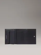 Billetera trifold de diseño compacto y sofisticado, confeccionada en una mezcla de poliéster y poliuretano. Presenta cierre con botón a presión, múltiples ranuras para tarjetas, compartimento para billetes y el monograma metálico de la marca en el frente.