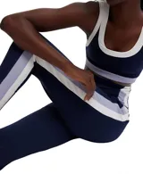 Jogger azul marino de Free People Movement, con cintura alta, cordón ajustable y detalles de bloques de color blanco en los laterales. Presenta bolsillos laterales y un ajuste entallado.